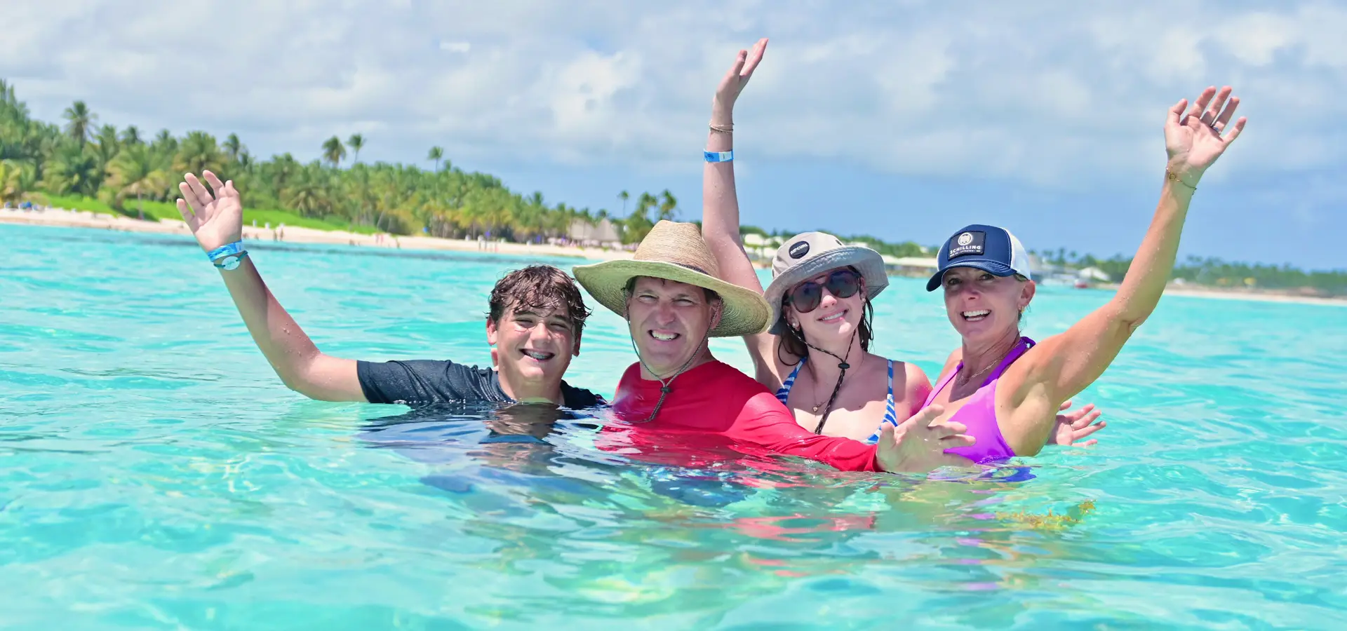 Catamarán Caribbean Sea de Wild On Punta Cana navegando en aguas cristalinas del Mar Caribe durante excursión de snorkel y piscina natural.