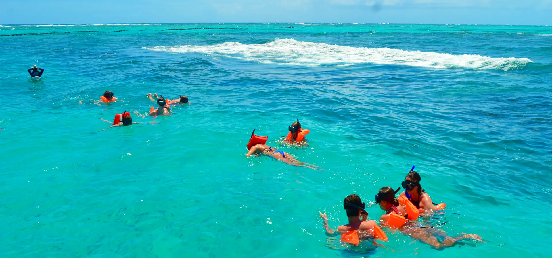 Catamarán Caribbean Sea de Wild On Punta Cana navegando en aguas cristalinas del Mar Caribe durante excursión de snorkel y piscina natural.
